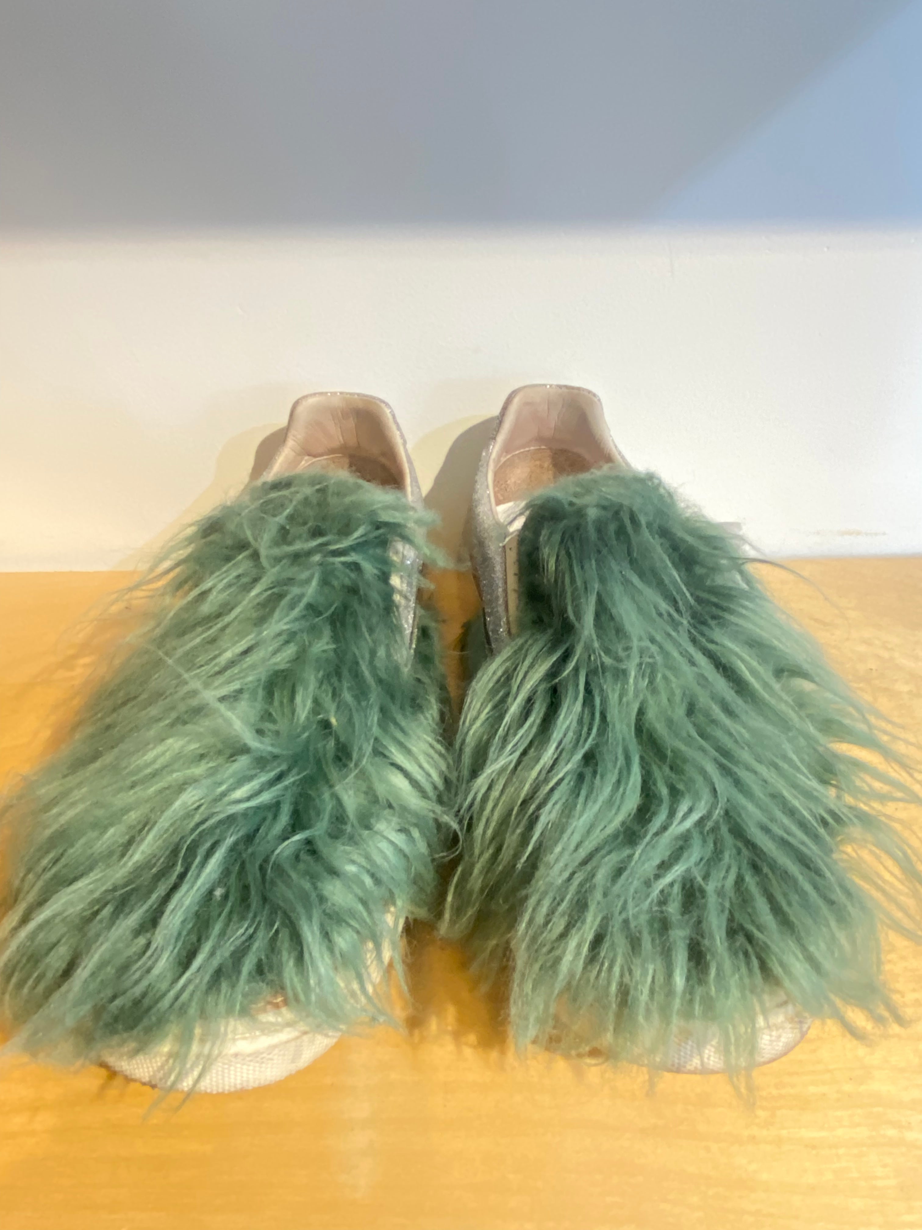Tre bambiniMaison Margiela訳あり Maison Margiela Teal-Green Fur Shoes – The Curatorial Dept.