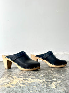 Maguba Black Wooden Clogs