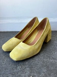 LoQ Suede Yellow Pumps