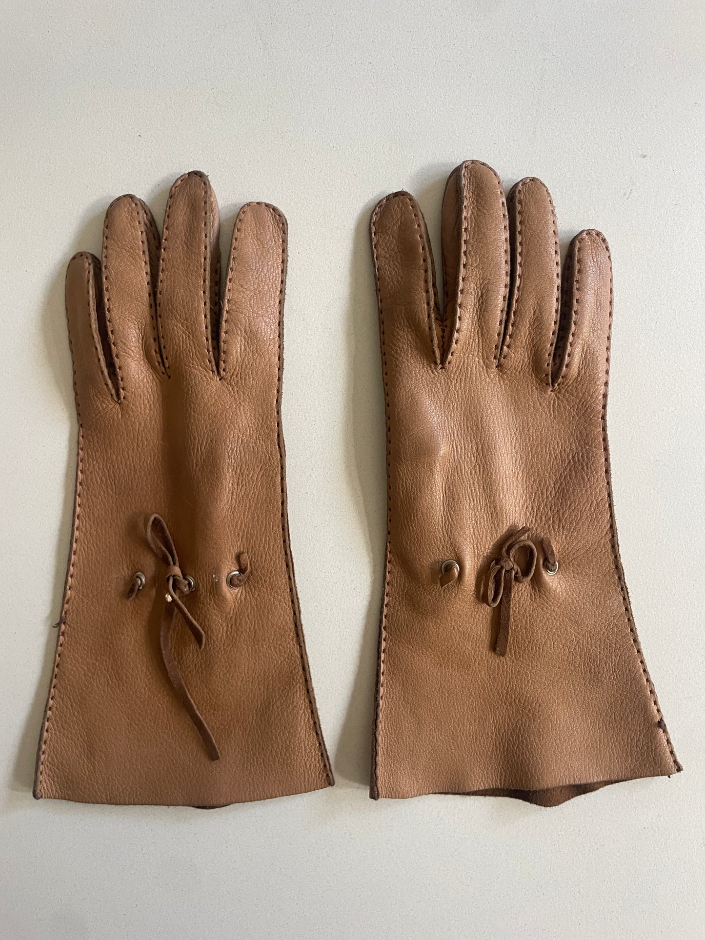Vintage Tan with Bows Kid Leather Gloves - The Curatorial Dept.