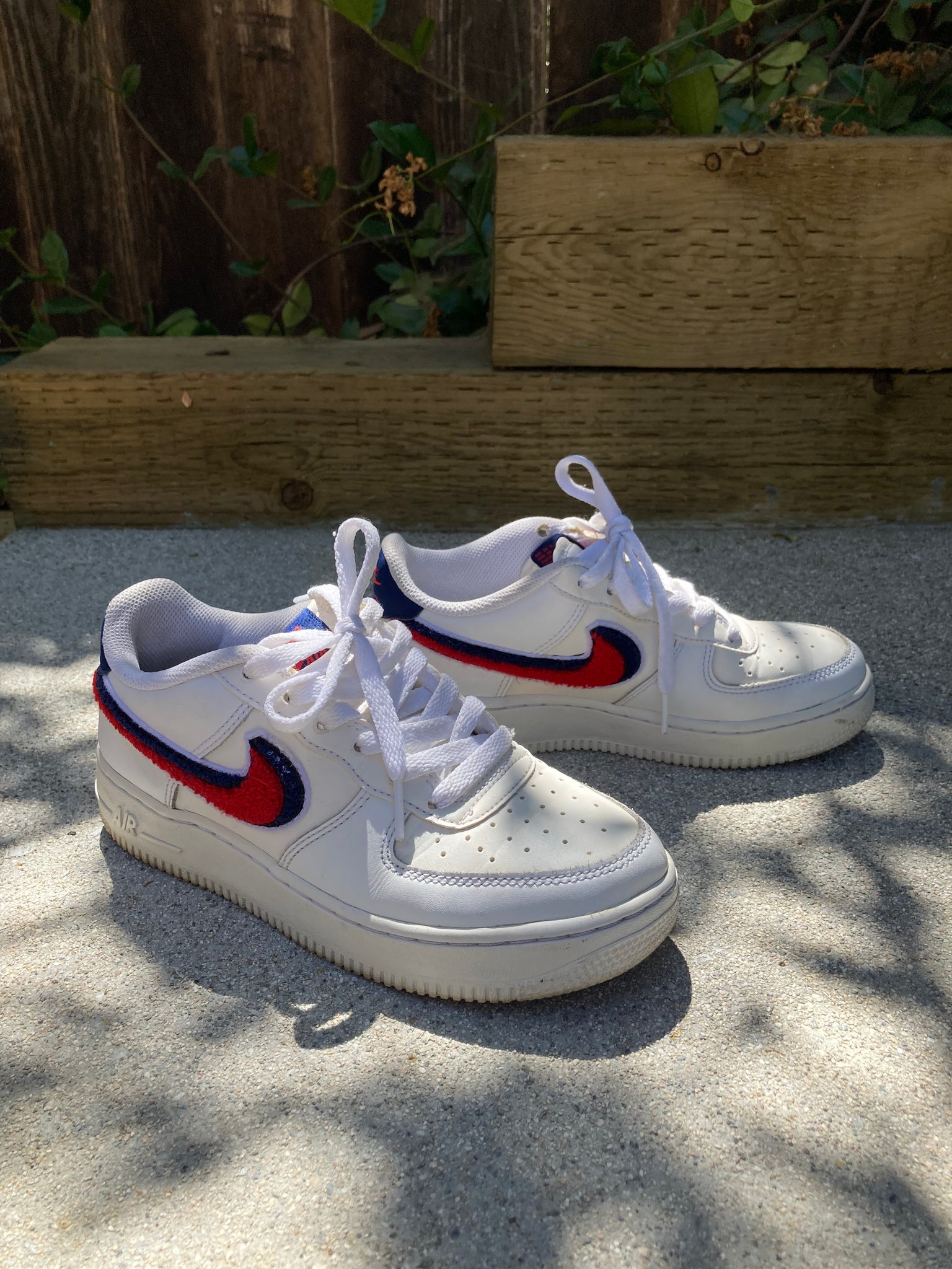 bewaker Begroeten Eervol White Nike Air Force 1 with Red and Blue "Chenille Swoosh" size 6.5 Wo –  The Curatorial Dept.